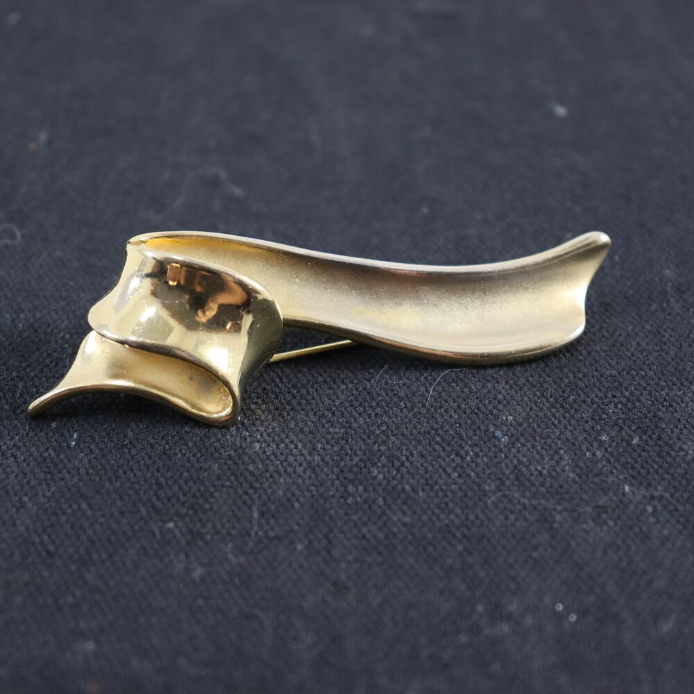 Vintage Avon Gold Tone Ribbon Brooch Pin Sculptural Design